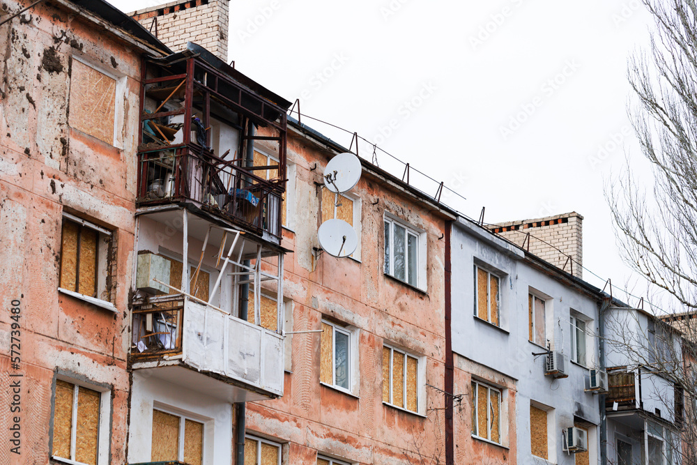 Anti-aircraft installation by Russia of an apartment building of civilian infrastructure in Kherson, Ukraine, genocide of the Ukrainian people. Russia's war crimes against. Damaged house