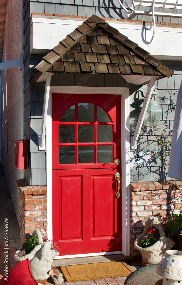 Fototapeta premium cute beach cottage with bright red front door