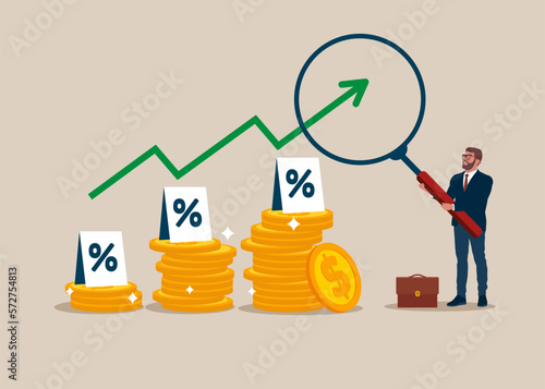 Foto Businessman hold magnifying with pile of coins symbol