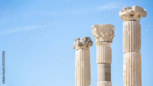 Foto Three columns with corinthian capitals (partially ruined) in Ancient Ephesus