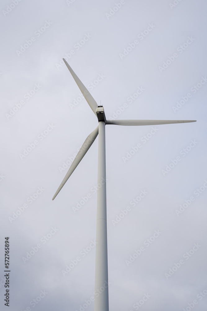 Nahaufnahme von einer Windmühlen auf dem Land, Acker mit bewölkten Himmel im Frühling Nahaufnahme von einer Windmühlen auf dem Land, Acker mit bewölkten Himmel im Frühling