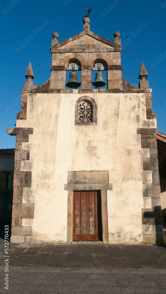 Fachada de iglesia medieval rural de Asturias