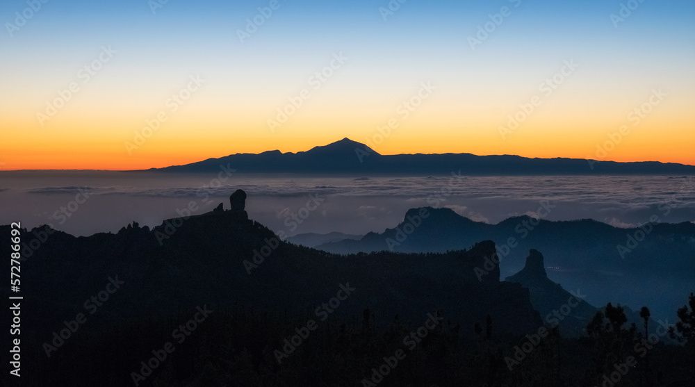 Atardecer con increíbles vistas hacia el Roque Nublo y el Teide desde Gran Canaria Atardecer con increíbles vistas hacia el Roque Nublo y el Teide desde Gran Canaria