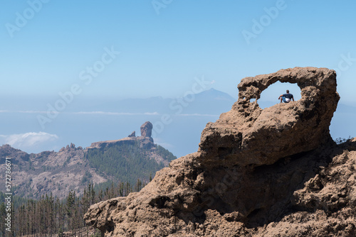 Chico disfrutando de unas preciosas vistas hacia el Roque Nublo y el volcán del Teide