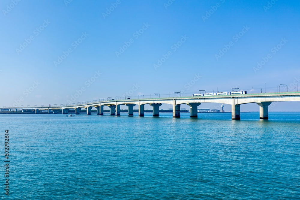中部国際空港の連絡橋を渡る名鉄電車