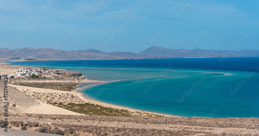 Vista panorámica de la playa de arena blanca y agua turquesa de Sotavento en un día soleado con cielo azul claro en el sur de Fuerteventura en las Islas Canarias. turismo y naturaleza
