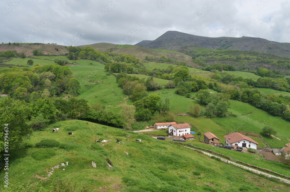 Paisaje panorámico con vistas de un pueblo en mitad del campo desde lo alto de la montaña