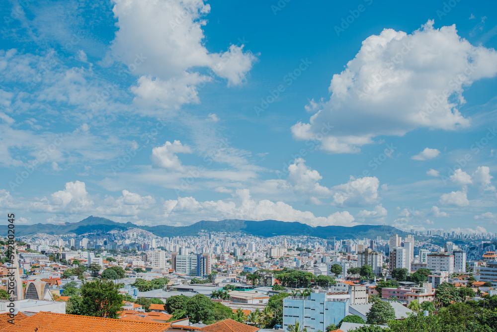 Vista panorâmica de Belo Horizonte com a Serra do Curral ao fundo, a partir do bairro Caiçara