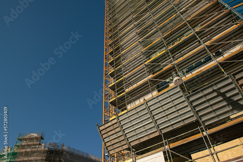 Scaffolding, the facade of the building is covered with galvanized steel pipes, joints and structures. In recent days the parliament has blocked the incentives on the building bonus.