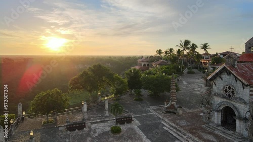 Pueblo paisaje altos de chavon rio altardecer despejado republica dominicana photo