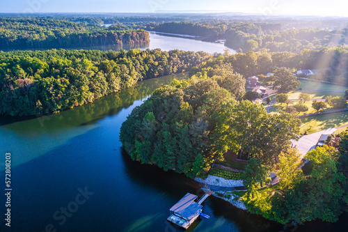 Φωτογραφία Aerial view of a foggy morning sunrise over lakefront luxury family homes and a  boat dock on Tims Ford Lake in Tennessee