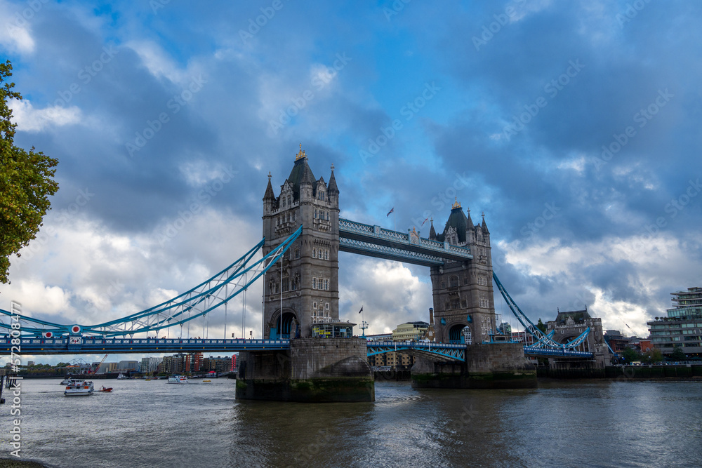 Fototapeta premium Panoramic view of London's buildings from the River Thames. United Kingdom.