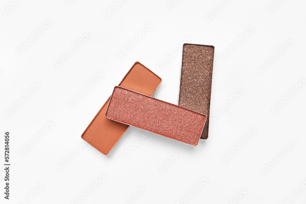 Obraz premium Different beautiful eye shadows on white background, flat lay