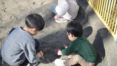 砂場の公園で遊ぶ子供たちの動画 photo