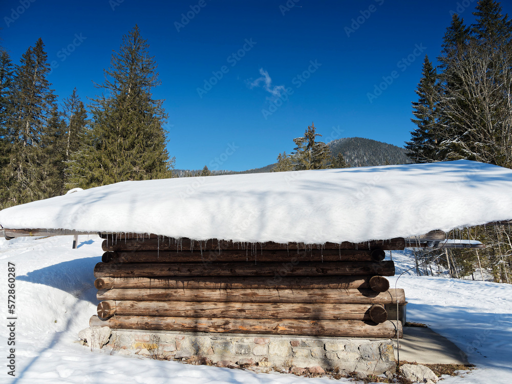 Bayerische Landschaft. Schönes, schneebedecktes Holzchalet Bayerische Landschaft. Schönes, schneebedecktes Holzchalet