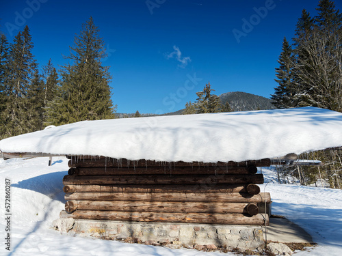 Wallpaper Mural Bayerische Landschaft. Schönes, schneebedecktes Holzchalet Torontodigital.ca