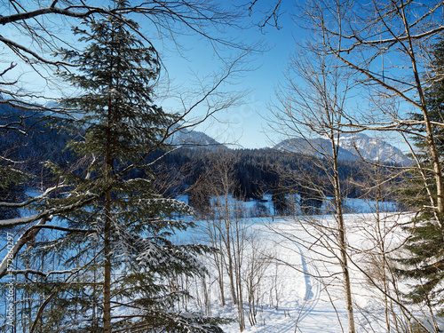 Winterlandschaft in Suttengebiet am oberen Ende des Tals der Rottach mit mehreren Abfahrten in das Tal des Suttensees. Außerdem wird eine Langlauf-Loipe am See unterhalb von Risserkogel und Wallberg