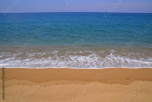 Fototapeta Naklejka Na Ścianę i Meble -  山陰海岸ジオパークの波打ち際の海です。