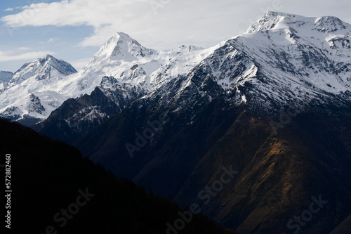 Vue sur les Pyrénées enneigées