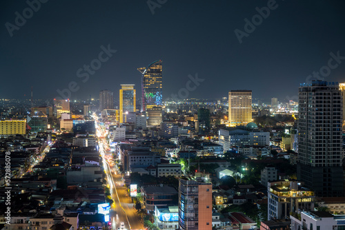 Vue a  rienne de Phnom Penh de nuit
