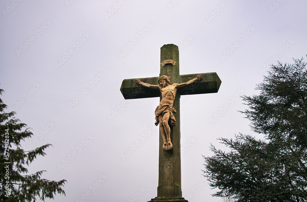 großes Steinkreuz mit der Jesusfigur als Mittelpunkt auf einem Friedhof in Velbert großes Steinkreuz mit der Jesusfigur als Mittelpunkt auf einem Friedhof in Velbert