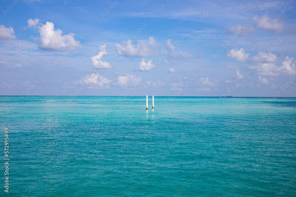 Obraz premium background of turquoise sea and blue sky