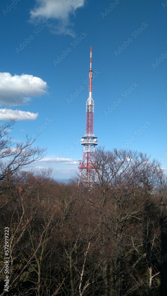 Obraz premium telecommunication tower with antennas on a mountain