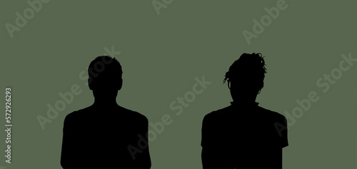 Männliche und weibliche Person als Silhouette vor einem geöffneten Laptop und...
