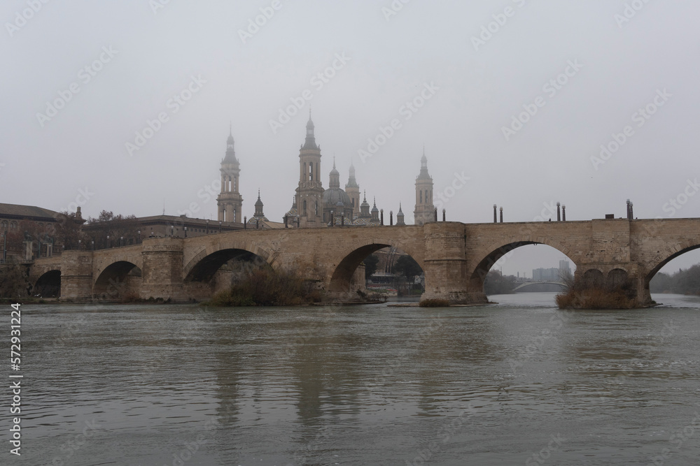 Zaragoza en la niebla del Pilar, el puente de Piedra y el Pila Zaragoza en la niebla del Pilar, el puente de Piedra y el Pila