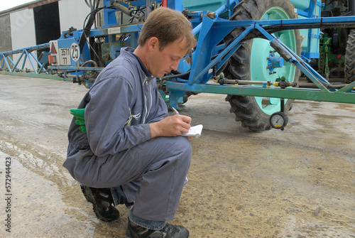 Contrôle technique obligatoire des pulvérisateurs agricoles. Technicien effectuant différents contrôles photo