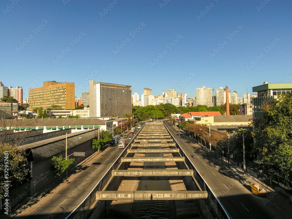 Obraz premium Belo Horizonte city center. Andradas Avenue. Arrudas River. Transit and commercial buildings. Cloudless blue sky. Horizontal.