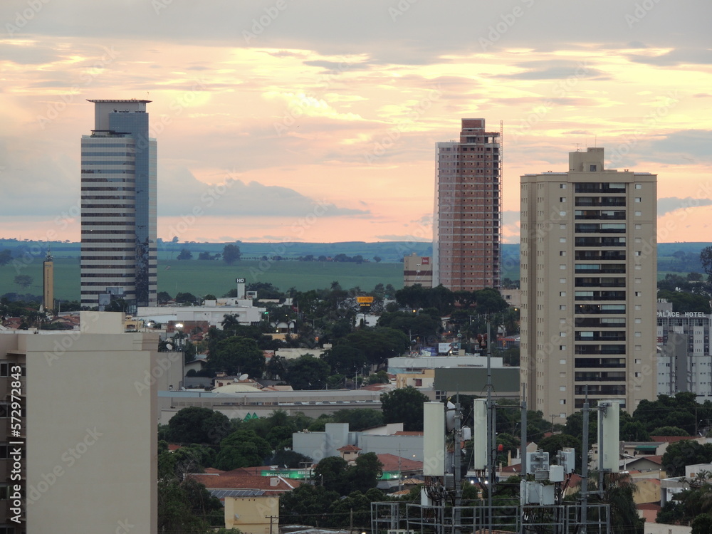 Obraz premium City skyline at sunset - Araçatuba/SP - Brazil