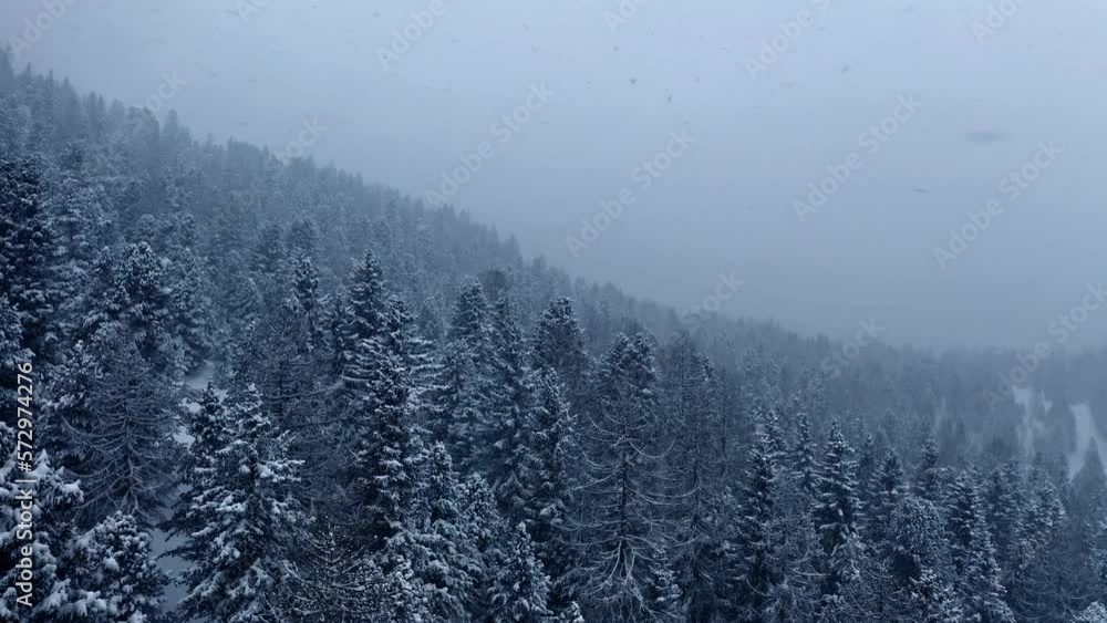 Drohne fliegt über einen Dorf in Österreich bei Schneefall. Drohne fliegt über einen Dorf in Österreich bei Schneefall.
