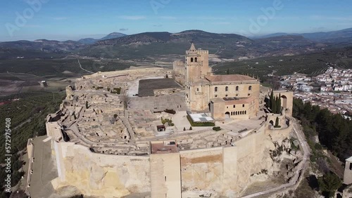 Preciosa Vista aérea del Castillo de la Mota en Alcalá la Real, Jaén
