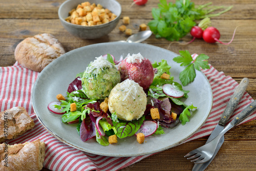 Südtiroler Vegetarierteller mit Knödeltrio auf bunten Blattsalaten mit Wildkräutern – Vegetarian South Tyrolean dumpling trio on mixed leaf salad