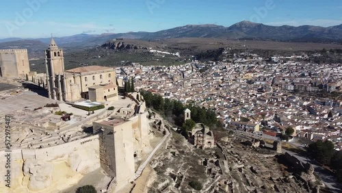 Preciosa Vista aérea del Castillo de la Mota en Alcalá la Real, Jaén