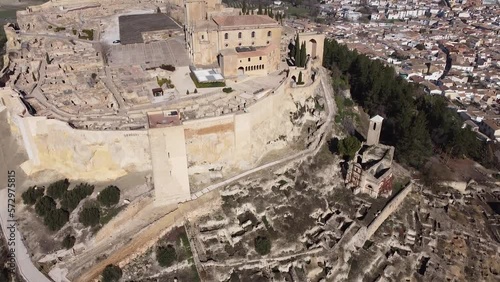Preciosa Vista aérea del Castillo de la Mota en Alcalá la Real, Jaén