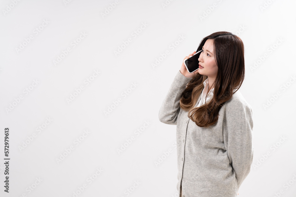 携帯電話を使う女性 携帯電話を使う女性