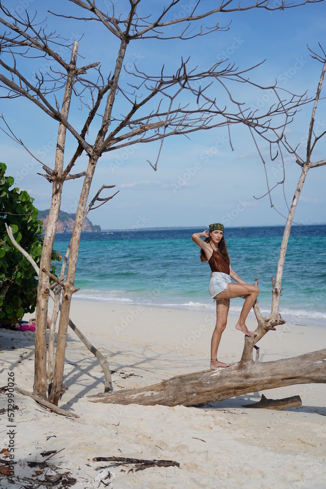 Obraz premium woman on the beach in krabi thailand, poda island, model shooting 