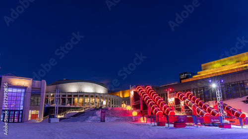 Obraz na płótnie the Montreal en lumière festival attracts tourists to the Cartier Des Spectacles who can skate on the high skating rink and slide down the steps of Place Des Arts w salonie