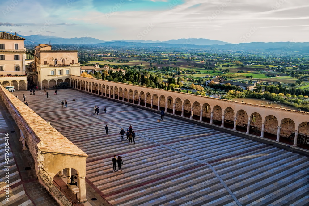 assisi, italien - platz mit säulengang an der piazza san francesco