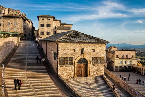 assisi, italien - treppenaufgang an der piazza san francesco