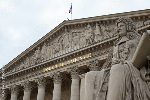 vue sur l'assemblée nationale à Paris, symbole de la démocratie française