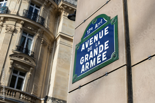 plaque de rue indiquant l'avenue de la grande armée, endroit célèbre de Paris photo