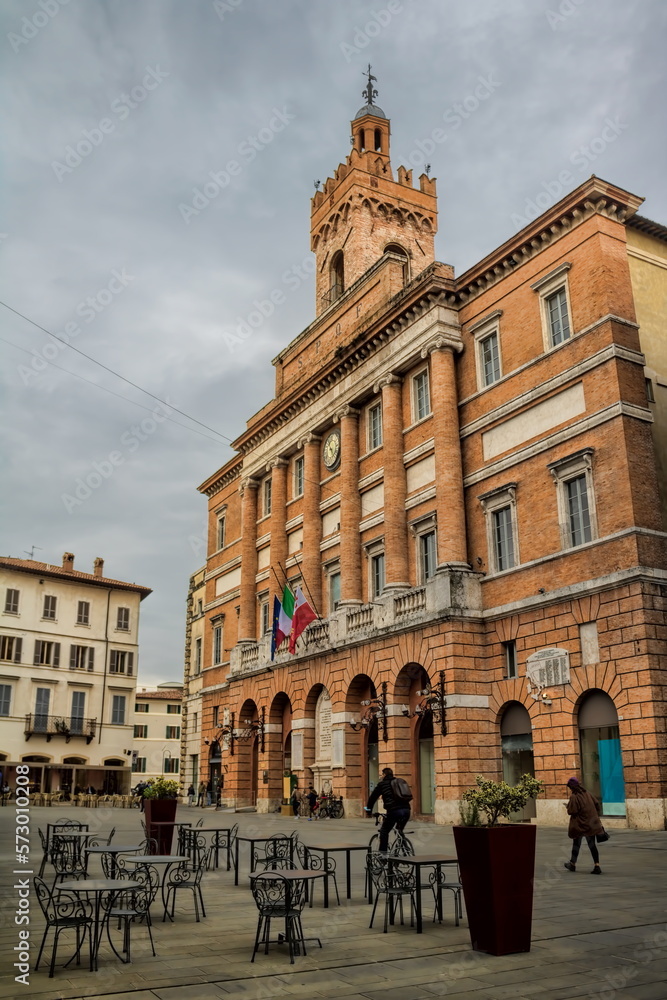 foligno, italien - piazza della repubblica mit palazzo comunale