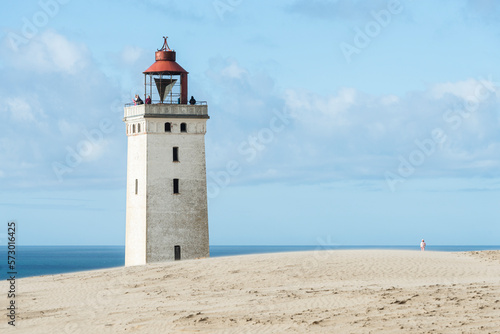 Der Leuchtturm Rubjerg Knude Fyr auf der Wanderdüne Rubjerg Knude an der Küste von Nordjütland, Dänemark © Matthias Riedinger