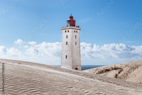 Der Leuchtturm Rubjerg Knude Fyr auf der Wanderdüne Rubjerg Knude an der Küste von Nordjütland, Dänemark