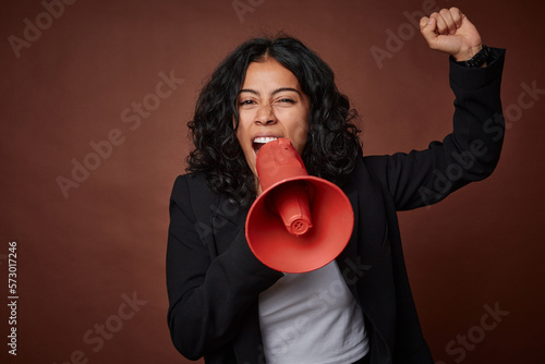 Foto A young business woman passionately advocates for her rights with a megaphone