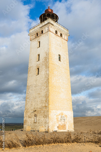 Der Leuchtturm Rubjerg Knude Fyr auf der Wanderdüne Rubjerg Knude an der Küste von Nordjütland, Dänemark, leuchtet in der Abendsonne © Matthias Riedinger