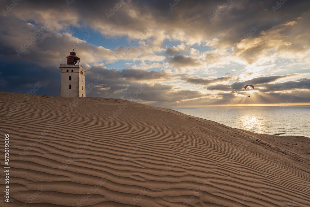 Gleitschirmflieger im Sonnenuntergang am Leuchtturm Rubjerg Knude Fyr auf der Wanderdüne Rubjerg Knude an der Küste von Nordjütland, Dänemark Gleitschirmflieger im Sonnenuntergang am Leuchtturm Rubjerg Knude Fyr auf der Wanderdüne Rubjerg Knude an der Küste von Nordjütland, Dänemark